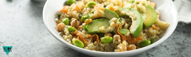 Lente powerbowl met quinoa, knapperige voorjaarsgroenten en frisse dressing.