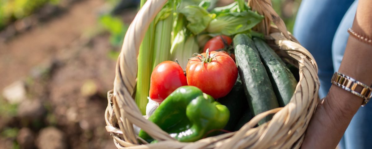 Bord met lichte, voorjaarslunch: asperges, rucola en kleurrijk fruit.