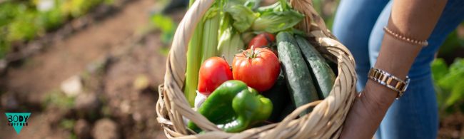 Bord met lichte, voorjaarslunch: asperges, rucola en kleurrijk fruit.