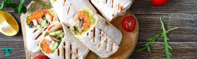 Lichte volkoren wraps gevuld met hummus, wortel, komkommer, rucola en ei – voorjaarsgerecht.