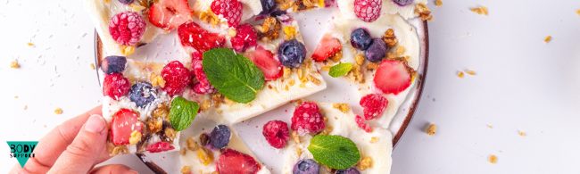 Frozen yoghurt bites met bessen en chocolade, gezonde en frisse snack.