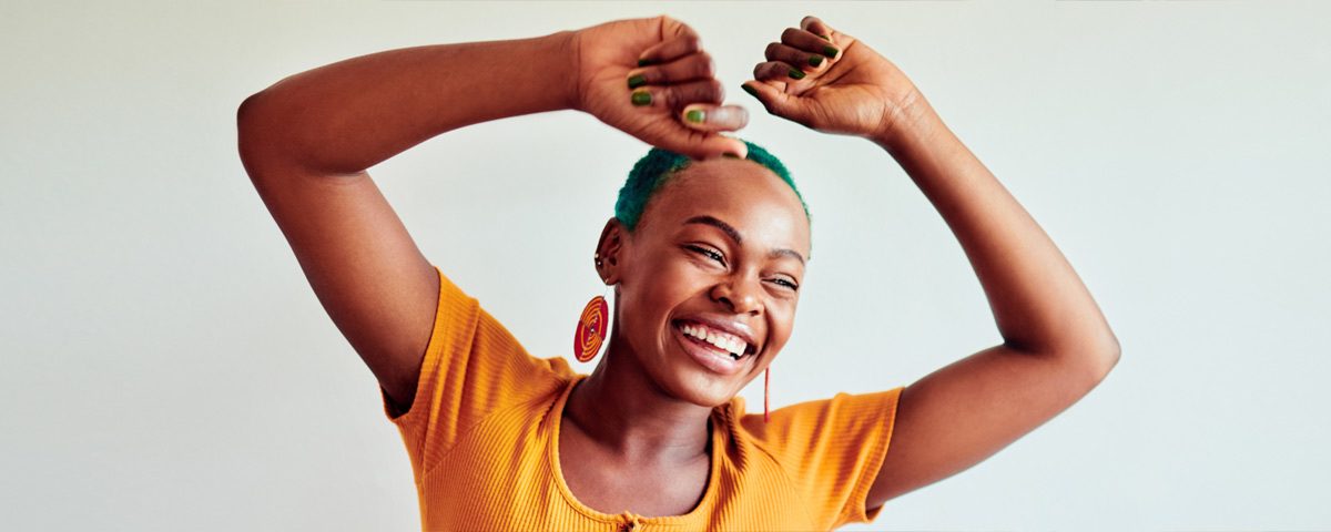 Illustratie bij 'Reset je hoofd in 5 minuten': lichaam in beweging op muziek, losmaken en ontspannen.