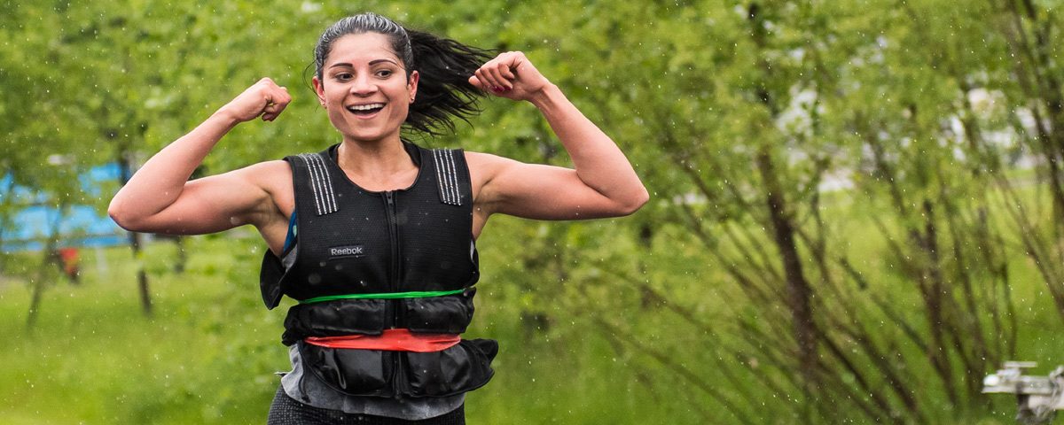 Wandelende persoon met gewichtsvest – meer calorieverbranding zonder zware inspanning.